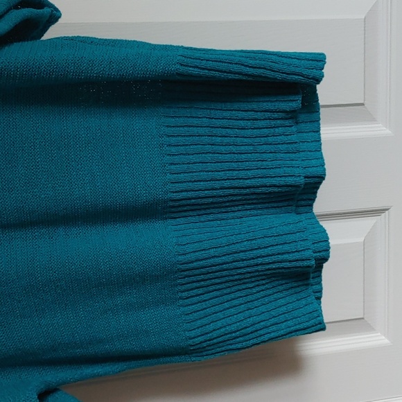 ๐ 3/$20๐ Cable & Gauge US L top with Drop Sleeves in Bright Turquoise - Picture 5 of 10